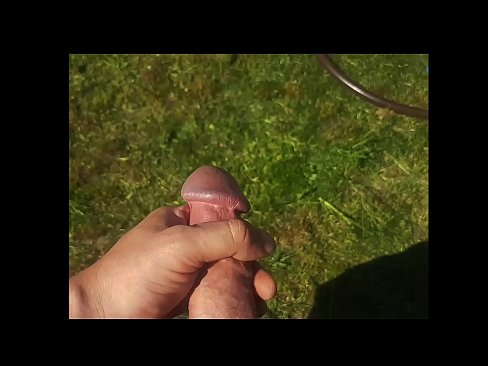 ❤️ Vroča lepotica dobi svojo rožnato pičko, ki jo jebe, in se zraven cmeri s curkom na poletnem vrtu Pravi pornič na porno sl.newsexxxx.ru